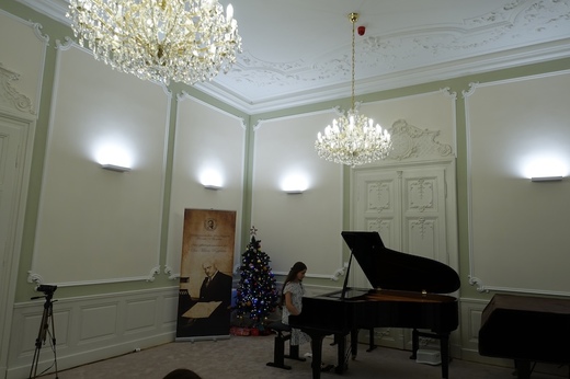 19_2025_12_02_DMR_hra na klaviri.JPG