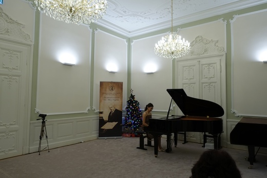 25_2025_12_02_DMR_hra na klaviri.JPG