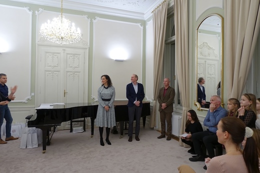 49_2025_12_02_DMR_hra na klaviri.JPG